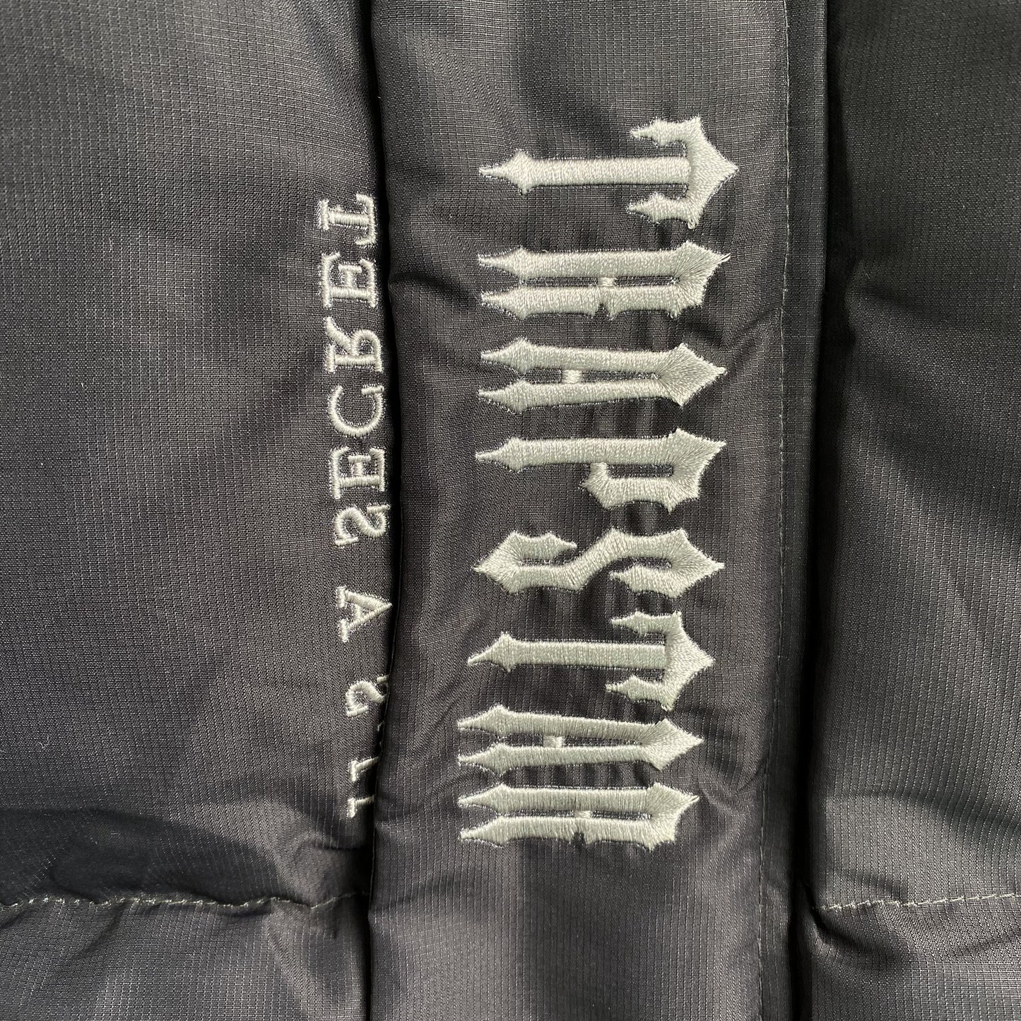 Campera Trapstar Decoded Hooded 2.0 Puffer Negra gradient