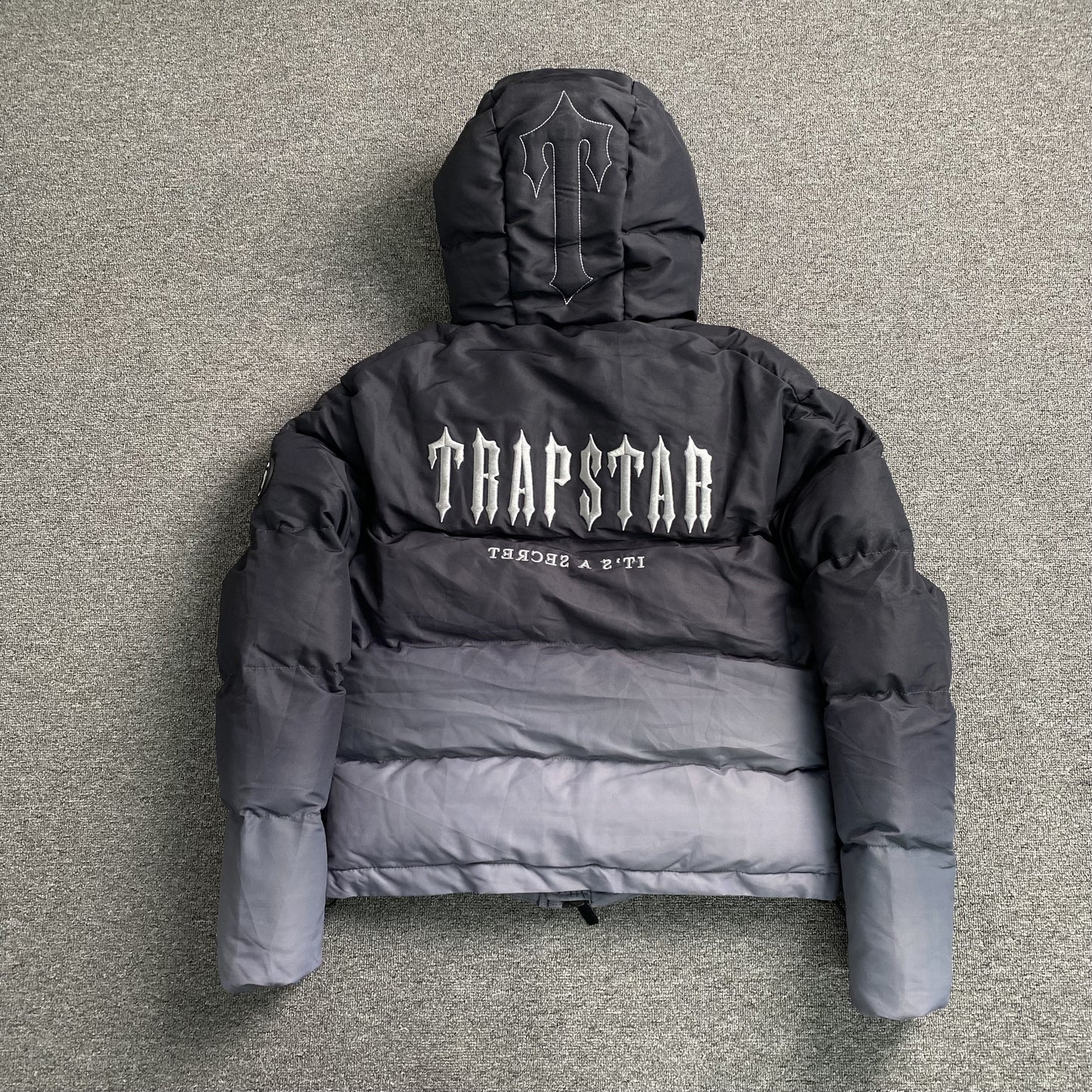 Campera Trapstar Decoded Hooded 2.0 Puffer Negra gradient