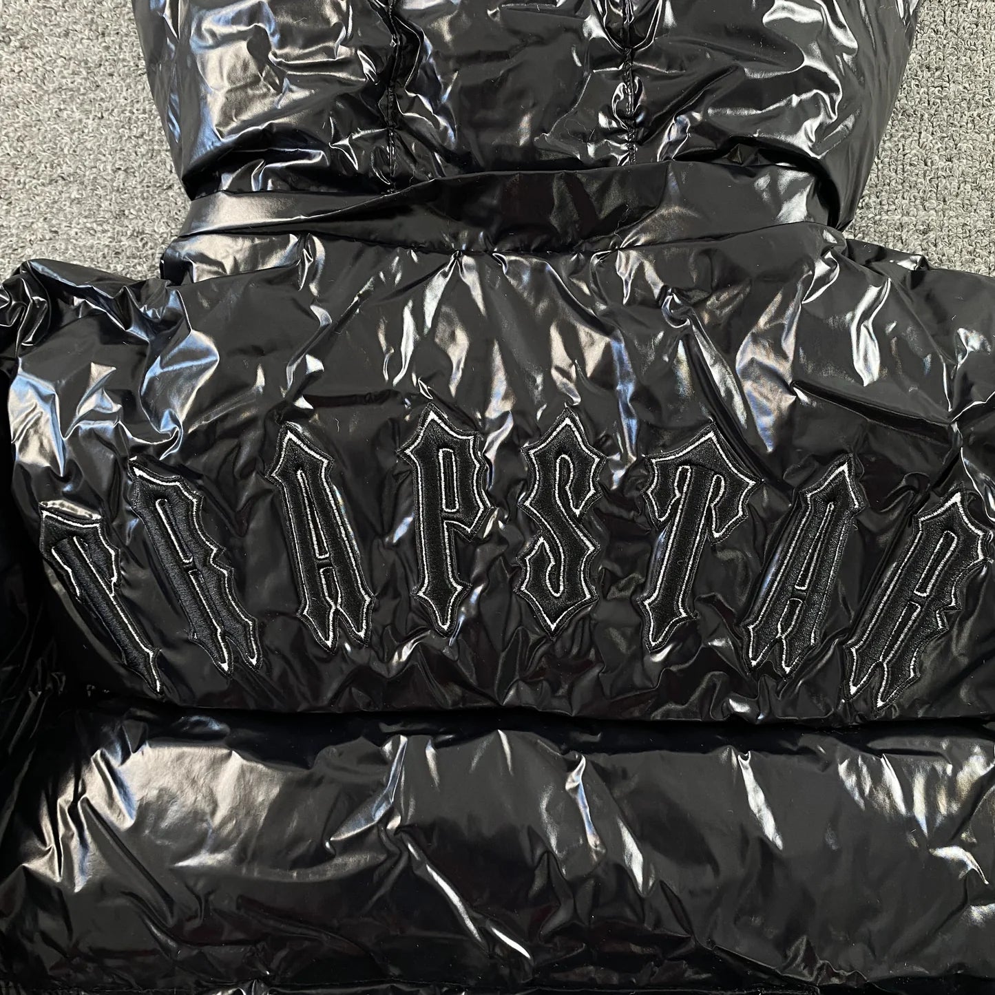 Campera puffer trapstar irongate brillante